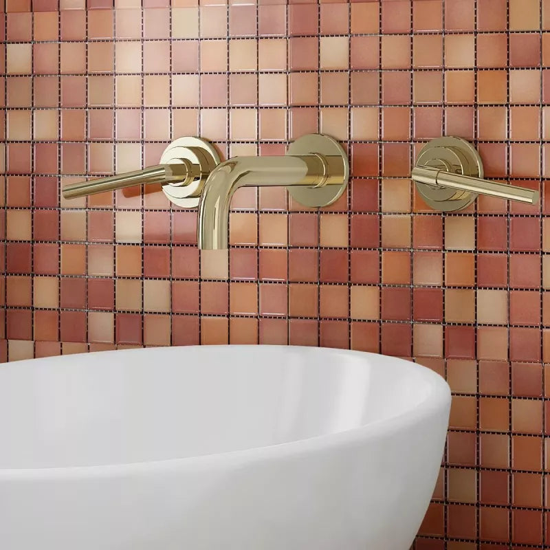 Mixed red bathroom decor