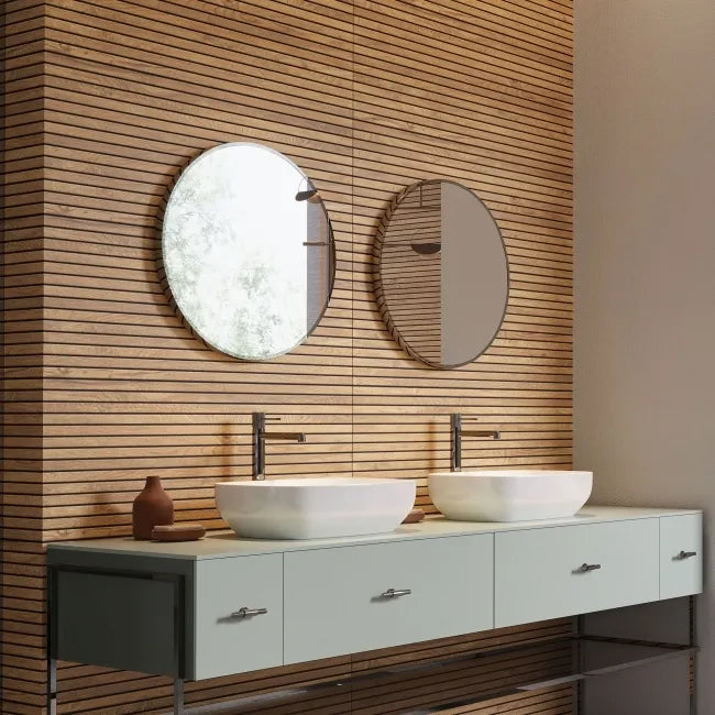 Dark wood bathroom décor 