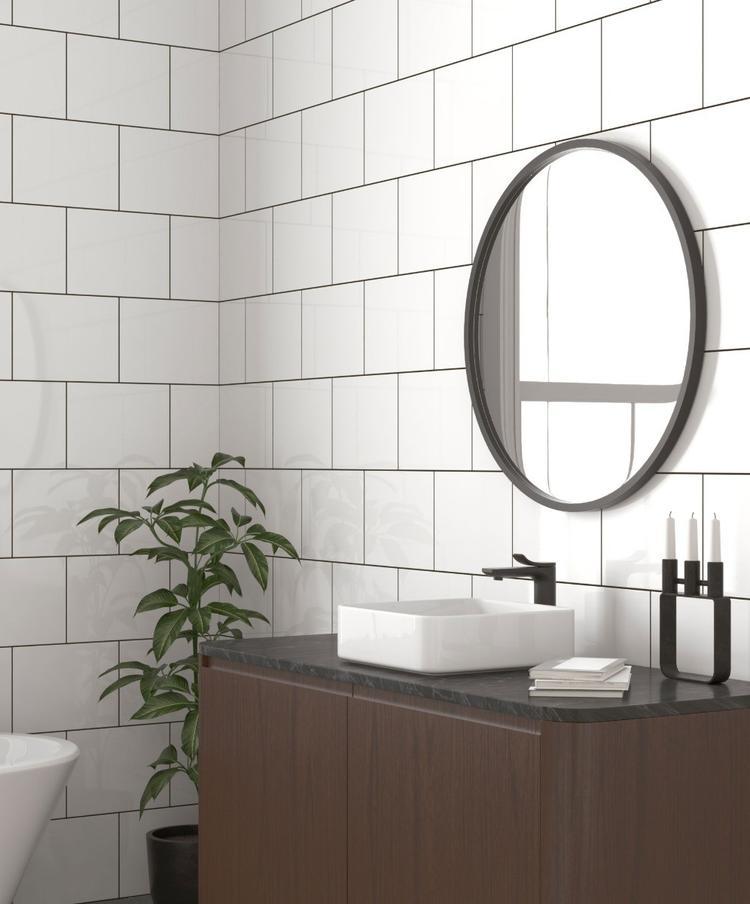 White gloss bathroom decor 